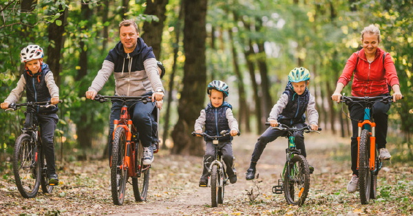 Odkryj Dolinę Karpia na rowerze: Aktywny wrzesień w Hotelu Radocza i najpiękniejsze trasy rowerowe dla rodzin i par