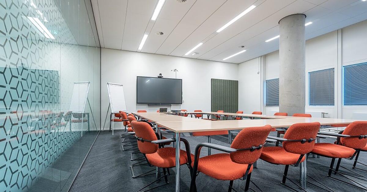 Jakie powinno być wyposażenie sali konferencyjnej?